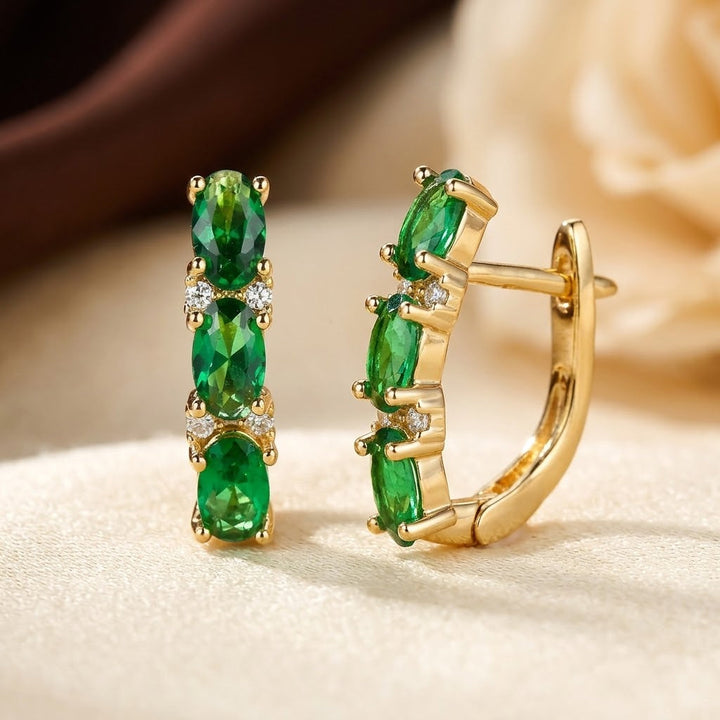 Boucles d'oreilles créoles verticales en or et émeraude — Groumia