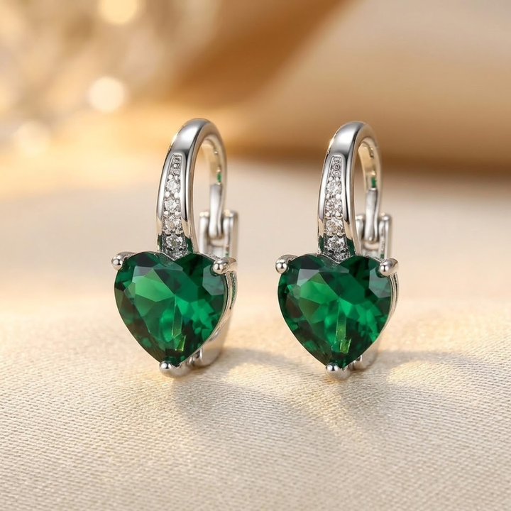 Boucles d'oreilles créoles en argent et émeraude en forme de cœur — Groumia