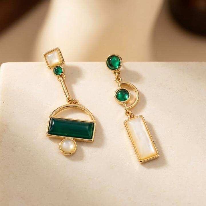 Boucles d'oreilles géométriques en or et émeraude — Groumia