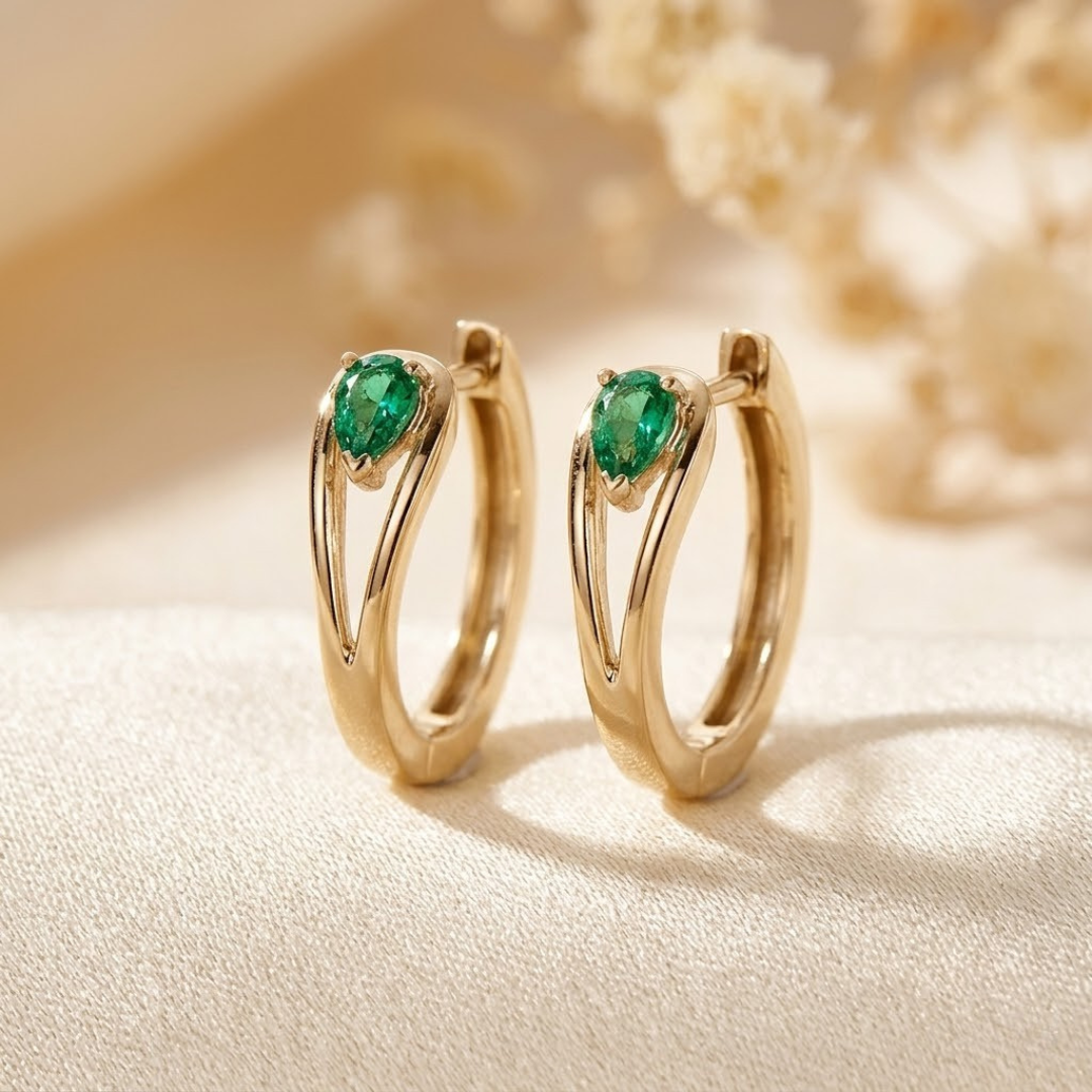 Boucles d'oreilles créoles en or avec accents en émeraude — Groumia