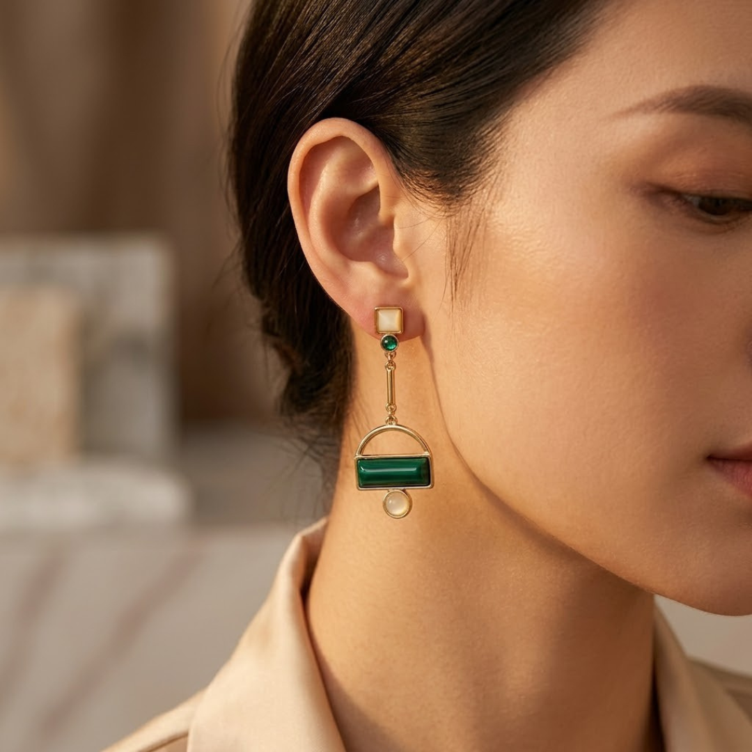 Boucles d'oreilles géométriques en or et émeraude — Groumia
