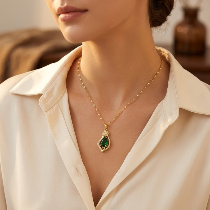 Collier Pendentif Goutte d'Eau en Émeraude Dorée — Groumia