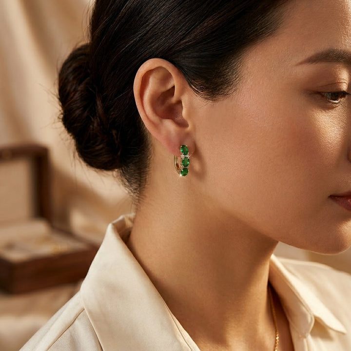 Boucles d'oreilles créoles verticales en or et émeraude — Groumia