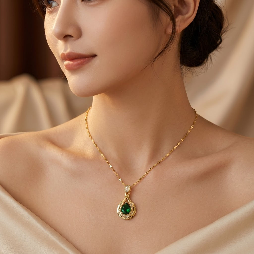 Collier Pendentif Goutte d'Eau en Émeraude Dorée — Groumia