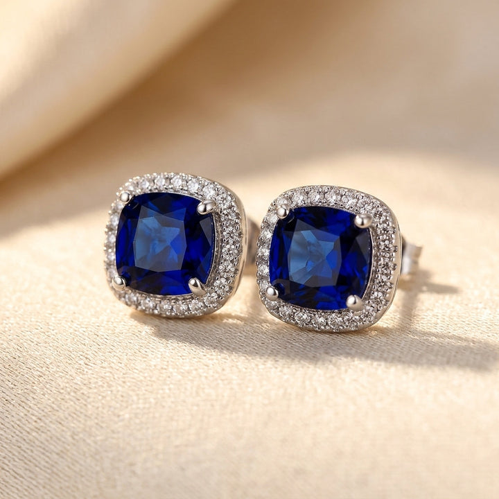 Boucles d'oreilles puces en saphir argenté — Groumia