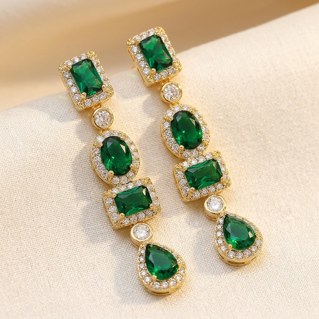 Boucles d'oreilles pendantes multi-formes en or et émeraude — Groumia