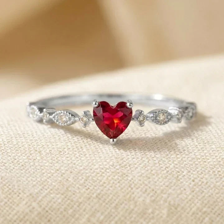 Bague en Or et Rubis en Forme de Cœur — Groumia