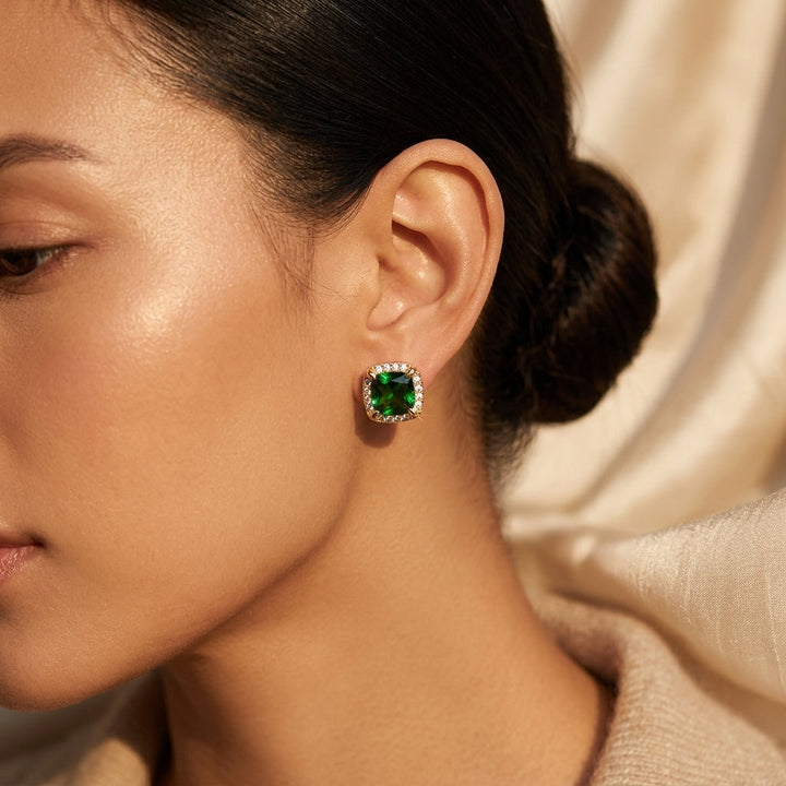 Boucles d'oreilles puces en or et émeraude — Groumia