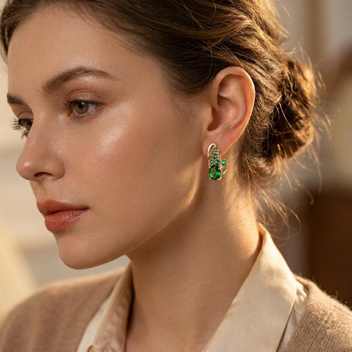 Boucles d'oreilles pendantes en or et émeraudes — Groumia