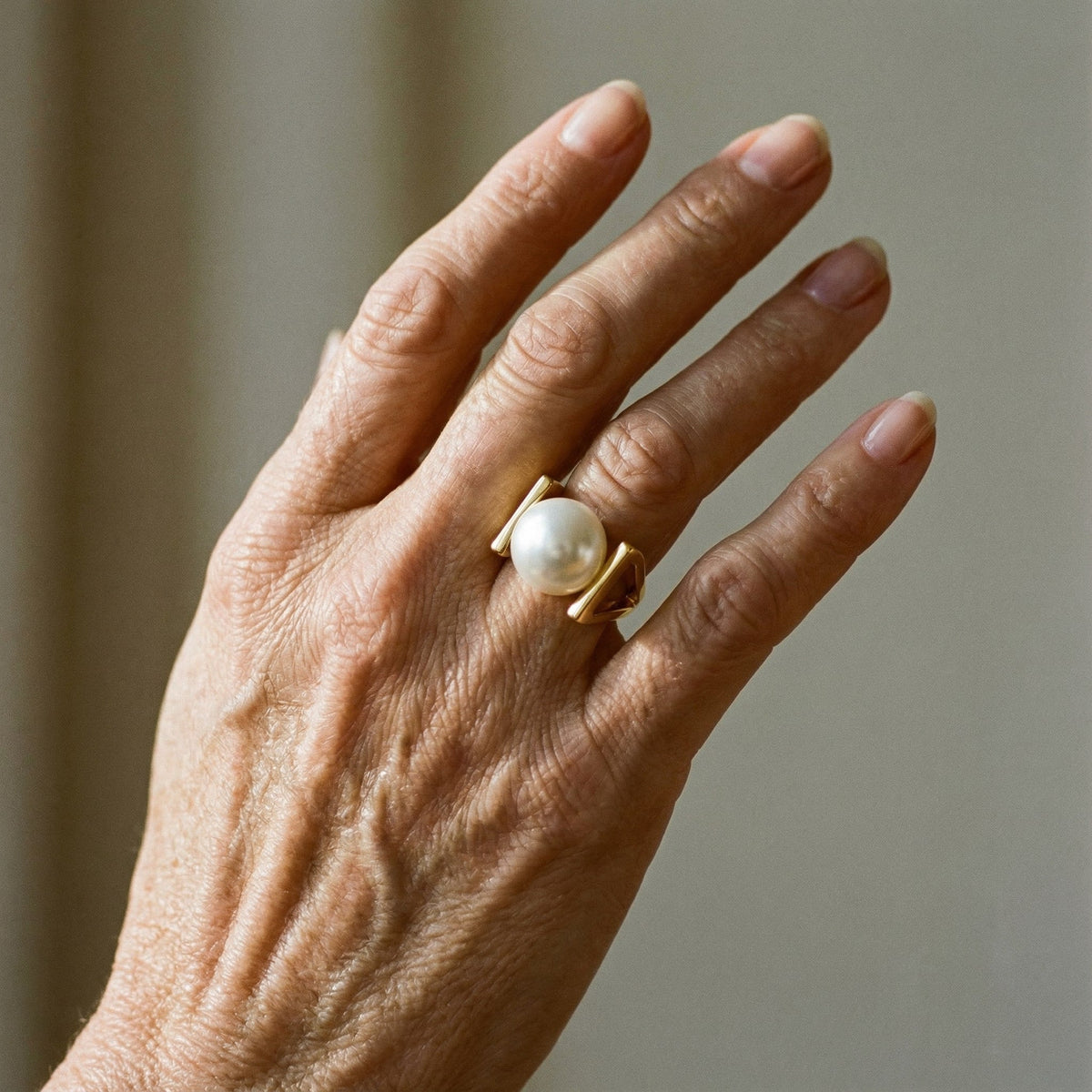Bague Rétro Dorée avec Ornement de Perles — Groumia