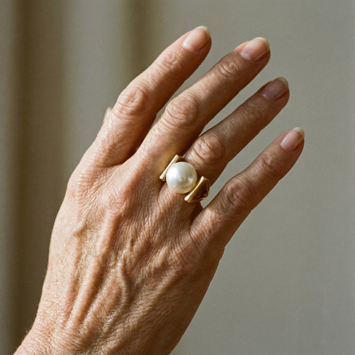 Bague Rétro Dorée avec Ornement de Perles — Groumia