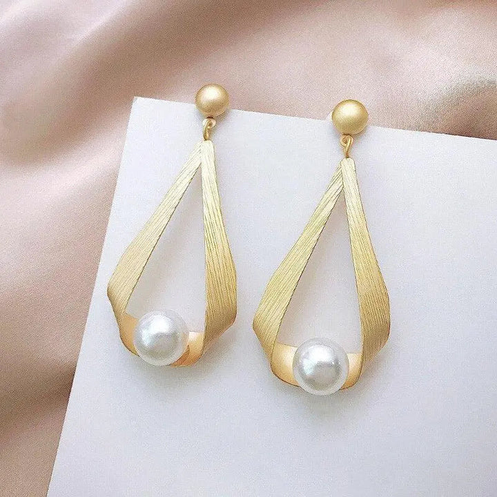 Boucles d'oreilles avec des cristaux et des perles rondes — Groumia