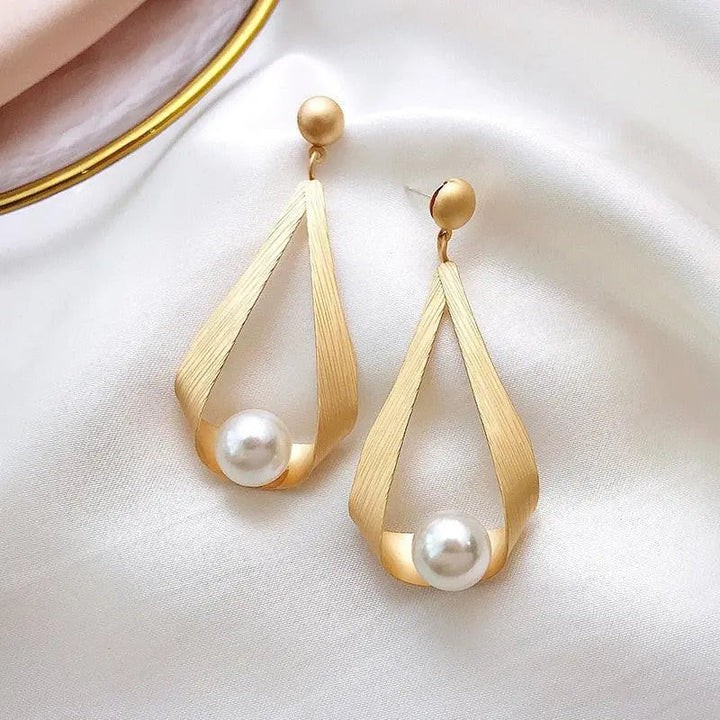 Boucles d'oreilles avec des cristaux et des perles rondes — Groumia