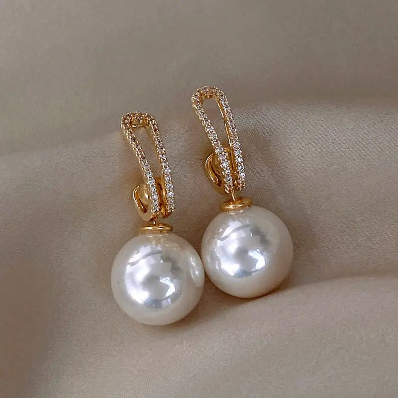 Boucles d'oreilles élégantes avec perles et zirconium — Groumia
