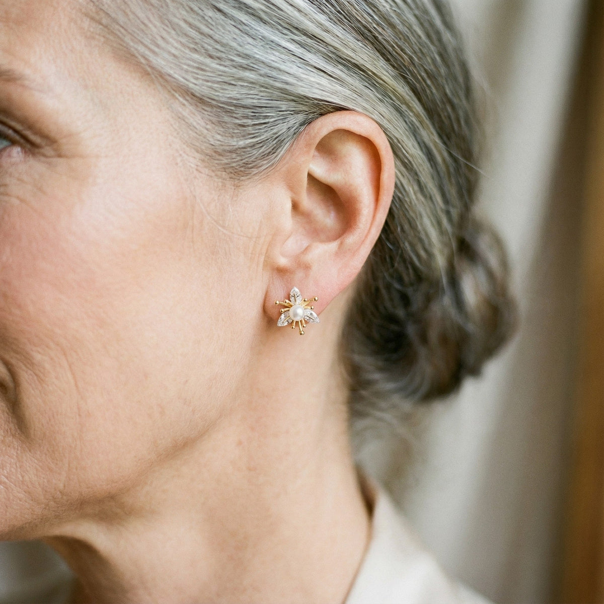 Boucles d'oreilles en fleurs avec cristaux et perles — Groumia