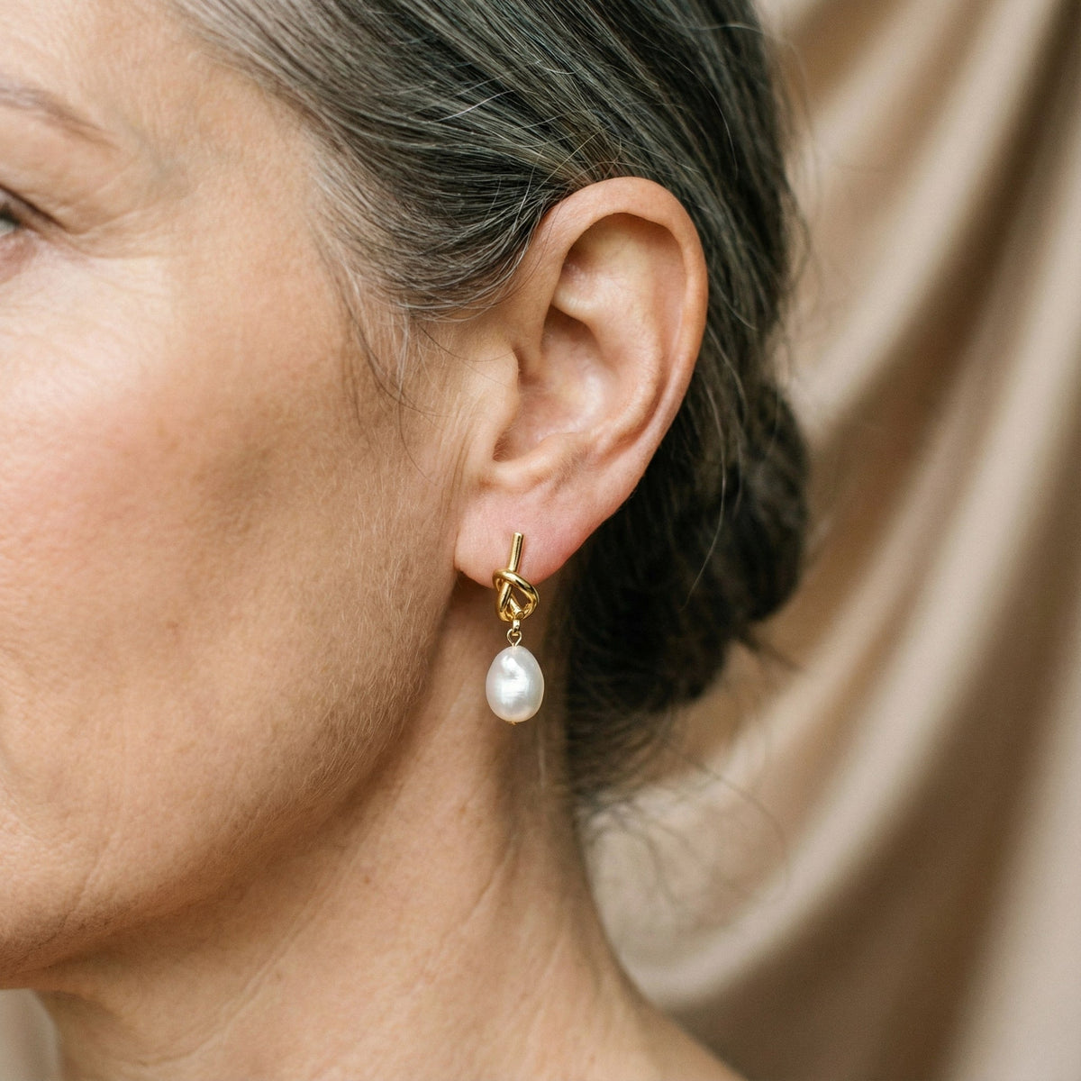 Boucles d'oreilles pendantes avec perles baroques en or — Groumia