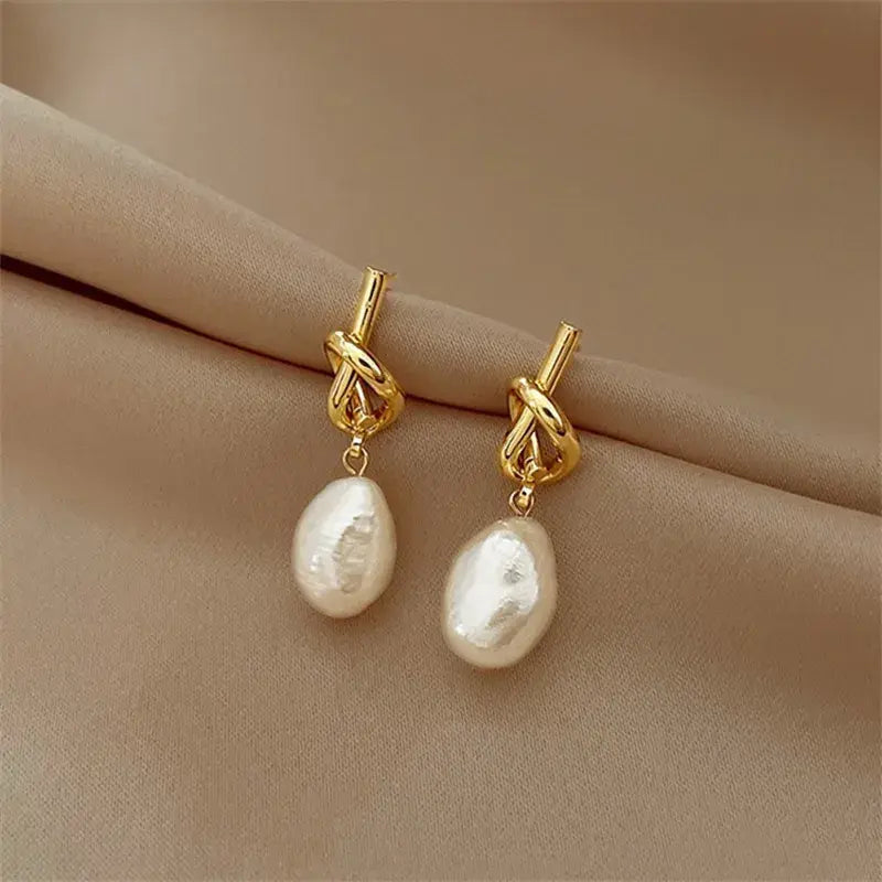 Boucles d'oreilles pendantes avec perles baroques en or — Groumia