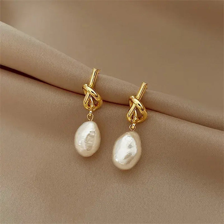 Boucles d'oreilles pendantes avec perles baroques en or — Groumia