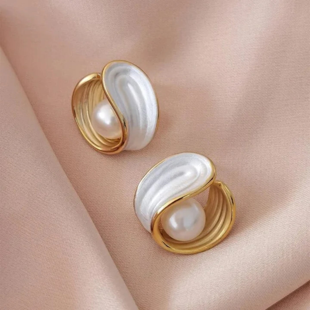 Boucles d'oreilles pendantes luxueuses en opale blanche et perles en or — Groumia