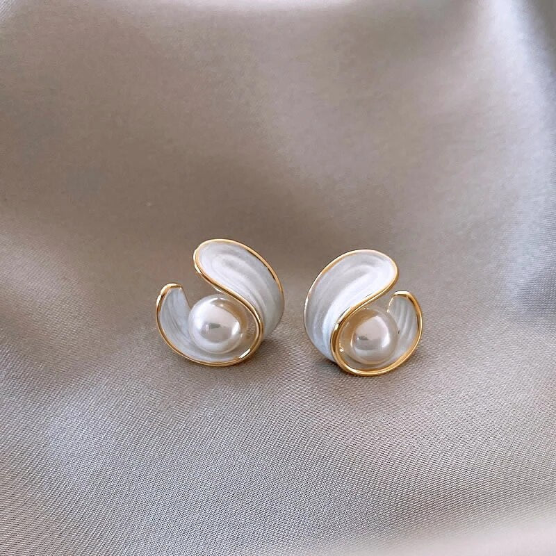 Boucles d'oreilles pendantes luxueuses en opale blanche et perles en or — Groumia