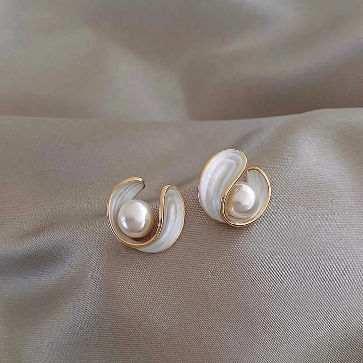 Boucles d'oreilles pendantes luxueuses en opale blanche et perles en or — Groumia