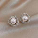 Boucles d'oreilles spirales brillantes avec des perles élégantes — Groumia