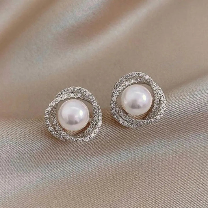 Boucles d'oreilles spirales brillantes avec des perles élégantes — Groumia