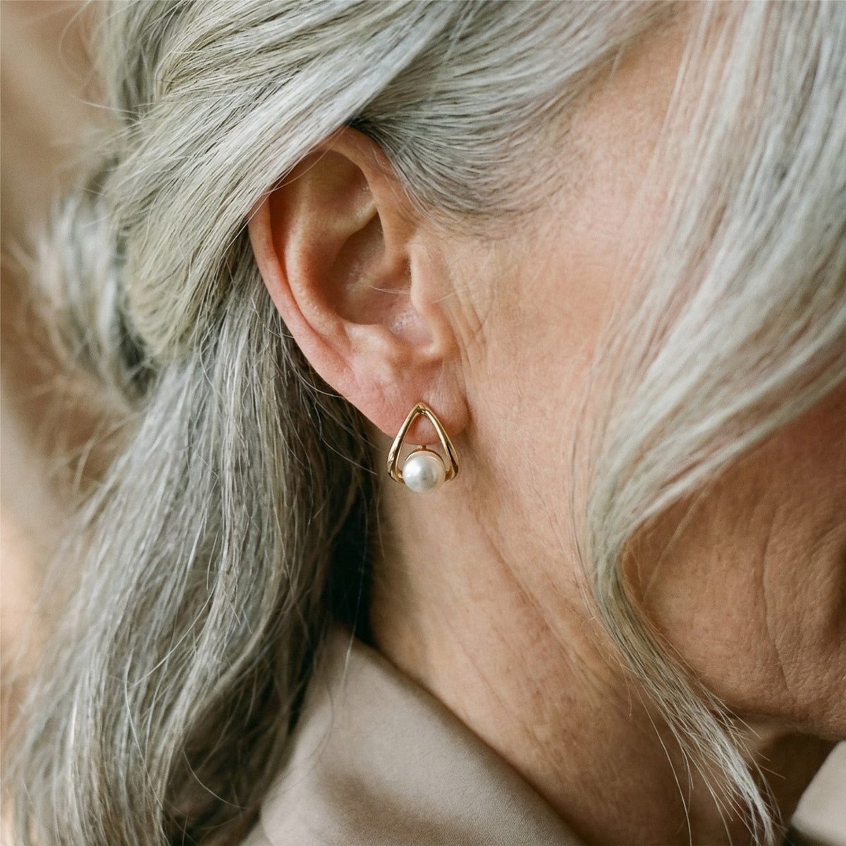 Boucles d'oreilles triangulaires avec des perles élégantes — Groumia