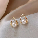 Boucles d'oreilles triangulaires avec des perles élégantes — Groumia