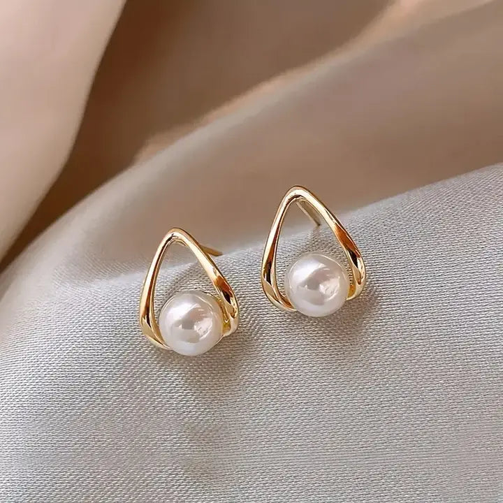 Boucles d'oreilles triangulaires avec des perles élégantes — Groumia