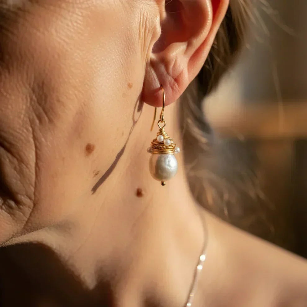Boucles d'oreilles vintage en perles avec des fils dorés — Groumia