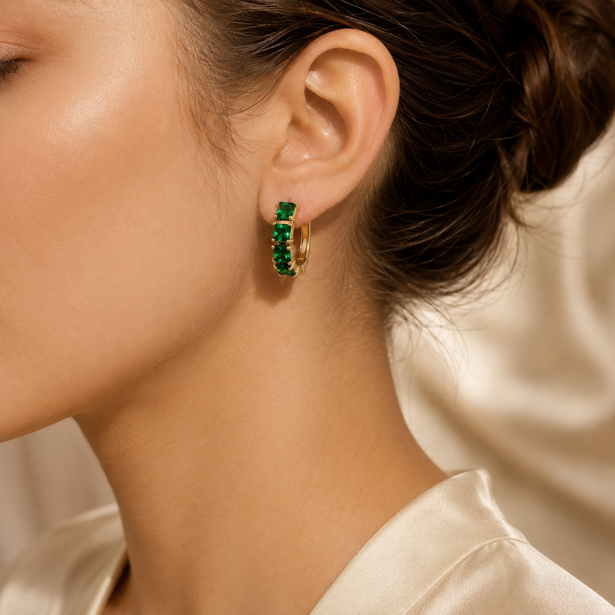 Boucles d'oreilles créoles épaisses en or et émeraude — Groumia