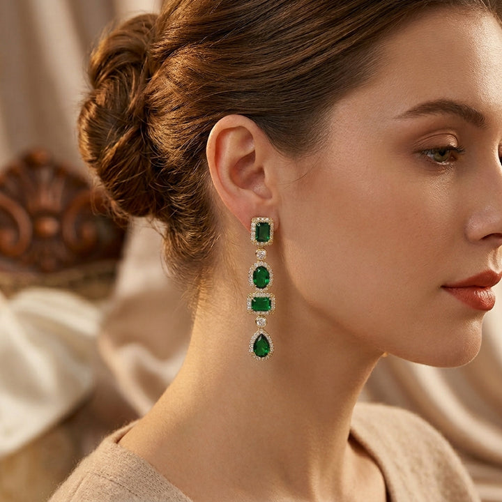 Boucles d'oreilles pendantes multi-formes en or et émeraude — Groumia