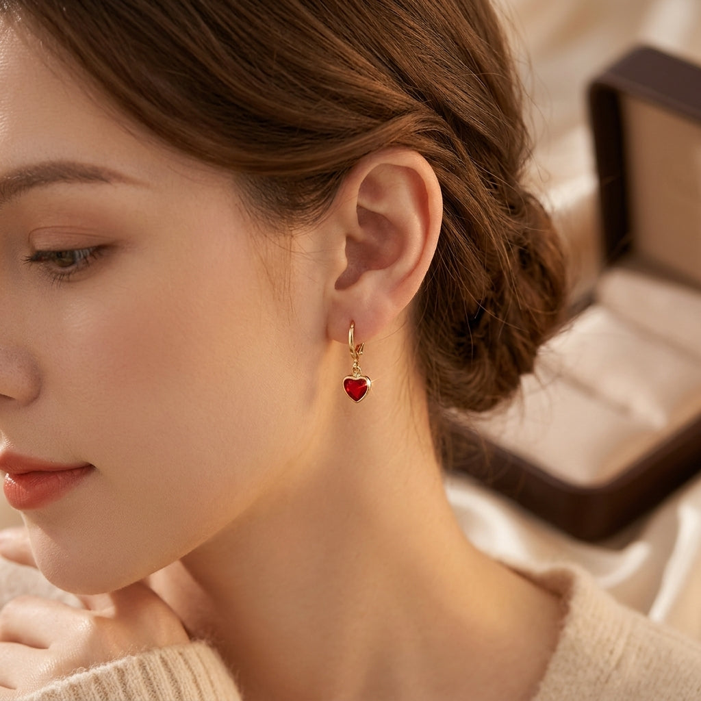 Boucles d'oreilles pendantes en or et rubis en forme de cœur — Groumia