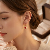 Boucles d'oreilles pendantes en or et rubis en forme de cœur — Groumia