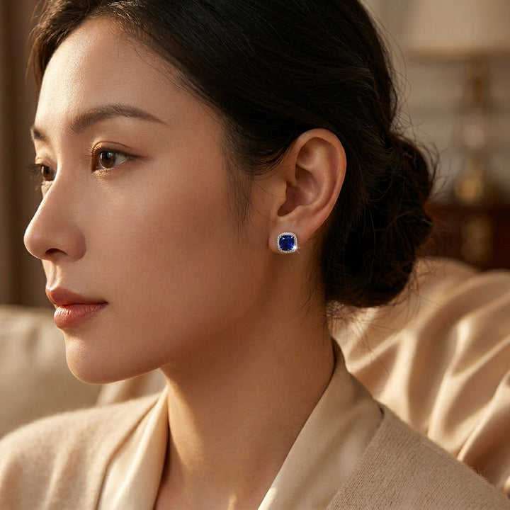 Boucles d'oreilles puces en saphir argenté — Groumia