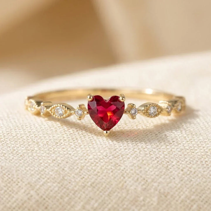 Bague en Or et Rubis en Forme de Cœur — Groumia