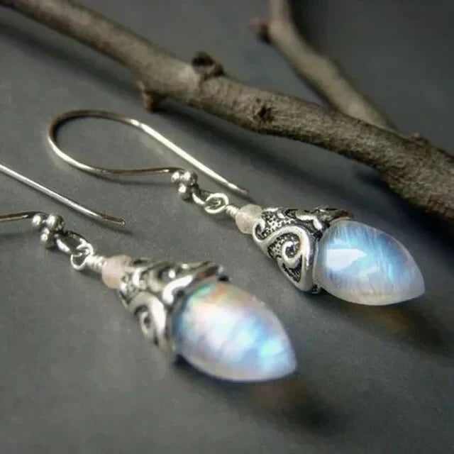 Boucles d'oreilles pendantes en pierre de lune antique | Or blanc — Groumia