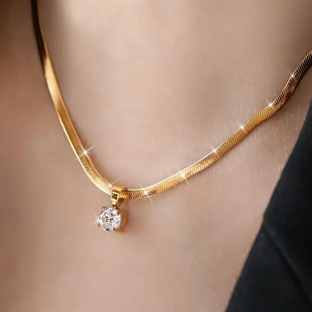 Collier en Or avec Pendentif en Strass Élégant — Groumia