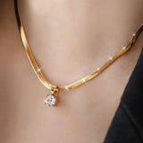 Collier en Or avec Pendentif en Strass Élégant — Groumia